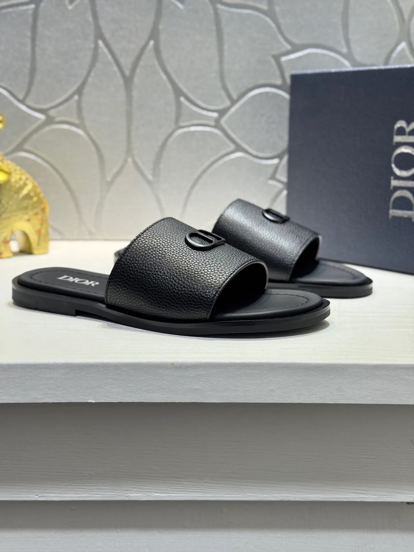 Men's men's shoes 💰320 [New style] 🦇🦇𝐂𝐡𝐫𝐢𝐬𝐭𝐢𝐚𝐧 𝐃𝐢𝐨𝐫 Dior slippers - the latest hot sandals, classic sandals, original replicas, super durable and versatile, cowhide leather with hardware accessories, very comfortable on the feet Look slim and white. Original molded outsole size: 38-44 (.45. Customized